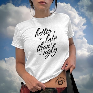 Better Late Than Ugly baby-T-shirt, grappig grafisch T-shirt, sarcastisch cadeau beste vriend, jaren 90 stijl Y2K baby-shirt, losgeslagen sarcastische top