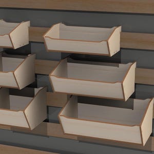 Könnte beinhalten: Fünf Wandregale aus Holz mit einer hellen Holzoptik. Die Regale sind versetzt übereinander angeordnet, wobei das größte Regal unten und das kleinste oben ist.