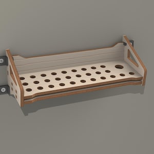 Könnte beinhalten: Ein Wandregal aus Holz mit einem Gitter aus Löchern zur Aufbewahrung. Das Regal ist aus hellbraunem Holz mit weißer Oberfläche. Es hat zwei Metallhalterungen zur Montage an einer Wand.