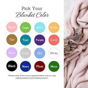 Pu&ograve; includere: Un grafico con 16 campioni di colore, che mostra diversi colori per le coperte. I colori sono: Blush, Sage, Mint, Butter, Tan, Teal, Purple, Coral, Moon, Grey, Sky, White, Black, Navy, Plum e Moss. Il testo nella parte superiore del grafico dice: "Scegli il colore della tua coperta".
