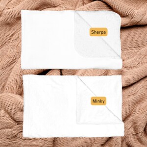 Pu&ograve; includere: Due coperte bianche, una etichettata "Sherpa" e l'altra "Minky", sono esposte su una superficie di maglia marrone.