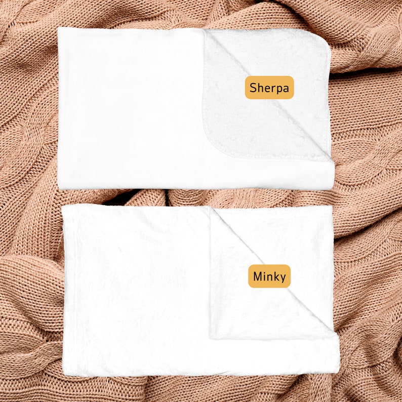 Pu&ograve; includere: Due coperte bianche, una etichettata "Sherpa" e l'altra "Minky", sono esposte su una superficie di maglia marrone.