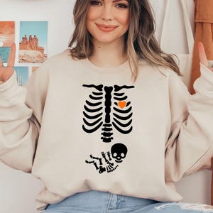 Skeleton Halloween Maternity Sweatshirt, Funny Pregnancy Announcement Sweat 2024, Pregnant Women Costume, Fall New Mom Sweater, Mommy to Be