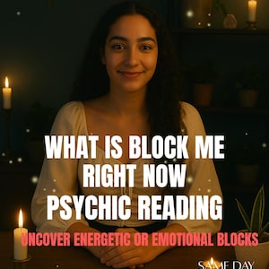 Op de afbeelding: Een vrouw glimlacht voor een tafel met tarotkaarten en kaarsen. Tekst op de afbeelding luidt "WHAT IS BLOCK ME RIGHT NOW PSYCHIC READING" en "UNCOVER ENERGETIC OR EMOTIONAL BLOCKS". De afbeelding heeft een donker, mystiek thema.