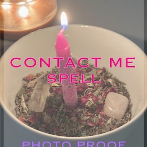 Puede incluir: Una vela rosa encendida en un cuenco blanco lleno de hierbas secas, p&eacute;talos de rosa y cristales. El texto "CONTACT ME SPELL" est&aacute; superpuesto en la imagen. Hay otra vela encendida en el fondo.