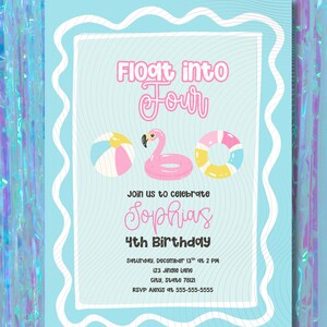 Può includere: Un invito di compleanno azzurro con un bordo bianco ondulato. Contiene il testo Float into Four, Sophias 4th Birthday e i dettagli dell'evento. Le grafiche includono un pallone da spiaggia, un salvagente a fenicottero rosa e un anello colorato.