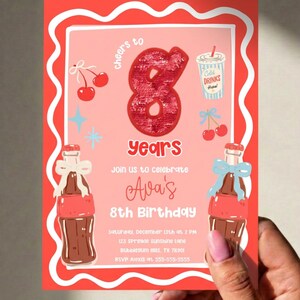 Puede incluir: Una tarjeta de invitación de cumpleaños rectangular con borde rojo y centro rosa. Presenta un gran número 8 de lentejuelas rojas, ilustraciones de cerezas, un vaso de bebida y dos botellas de vidrio con lazos. El texto incluye Cheers to 8 years, Ava's 8th Birthday y detalles del evento.