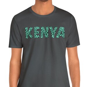 Camiseta unissex com estampa de leopardo e letras grandes do Quênia, camiseta de manga curta com gola redonda, presente em várias cores para o queniano