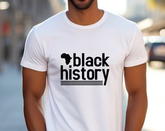 Puede incluir: Camiseta blanca con un gráfico negro de un contorno del continente africano y el texto "black history" con tres rayas negras debajo.