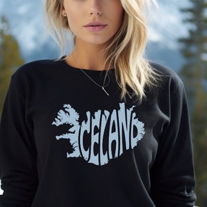 ISLANDE Mots Carte Voyage Fierté islandaise Arbre généalogique Racines Ascendance Héritage Sweat-shirt unisexe à col rond en mélange lourd Gildan Pullover