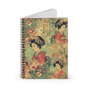 Könnte beinhalten: Spiralgebundenes Notizbuch mit einem japanischen Geisha-Design. Das Cover zeigt eine Collage von Geishas in traditioneller Kleidung, Blumenmustern und japanischem Text. Die Farbpalette umfasst Rot-, Grün- und Beigetöne.