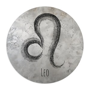 Könnte beinhalten: Eine Schwarzweißillustration des Sternzeichen Löwen auf einem grauen und weißen strukturierten Hintergrund. Das Wort "LEO" ist in Schwarz unter dem Zeichen geschrieben.