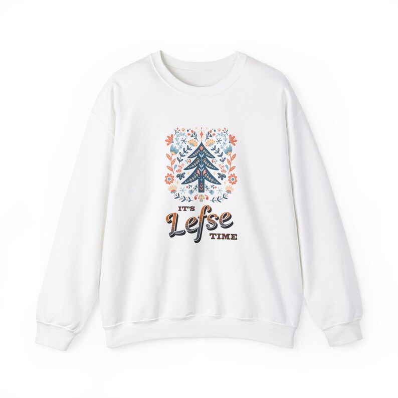 Puede incluir: Sudadera blanca con un dise&ntilde;o floral colorido y un &aacute;rbol en el centro. El texto "It's Lefse Time" est&aacute; impreso debajo del dise&ntilde;o.