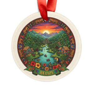 Könnte beinhalten: Runder Keramikschmuck mit einer farbenfrohen Illustration von Belize. Das Design zeigt eine Flussszene mit Booten, üppigem Grün und einem Sonnenuntergang. Das Wort "BELIZE" ist auf einem Blumenbanner zu sehen. Rotes Band zum Aufhängen.