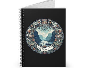 Könnte beinhalten: Spiralgebundenes Notizbuch mit schwarzem Einband und einem kreisförmigen Design mit einer Fjordlandschaft und dem Wort "NORWAY". Das Design ist von verzierten floralen und scrollartigen Elementen in Blau-, Grün- und Orangetönen umrahmt.