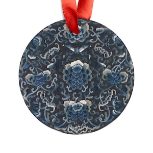 Vintage Chinese Blue Floral China Medaillon Reproduktion Acryl Ornament mit rotem Band Weihnachtsbaum Ornament Urlaub Geschenk