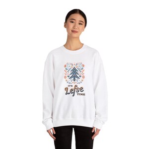 Sudadera unisex Lefse Time, jersey de cuello redondo de Gildan para los meses más fríos, suéter cómodo y acogedor, mezcla de algodón cultivado éticamente, imagen 4