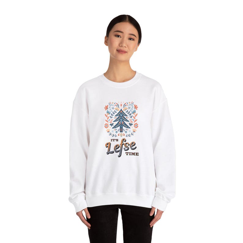 Sudadera unisex Lefse Time, jersey de cuello redondo de Gildan para los meses más fríos, suéter cómodo y acogedor, mezcla de algodón cultivado éticamente, imagen 4