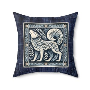 Dekoratives Kissen mit Howling Wolf, finnische Volkskunst inspiriert, gemütliche Wohnakzente, Naturliebhaber Geschenk, Tierdruckkissen, nordisches Wohndekor