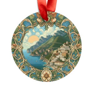 Pode incluir: Um ornamento redondo de metal com uma ilustração detalhada de uma cidade costeira aninhada na encosta de uma montanha. A cidade é cercada por um oceano azul e um sol brilhante brilha no céu. O ornamento é decorado com um design floral dourado e verde.