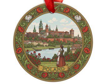Op de afbeelding: Ronde Poolse ornament met een landschapsscène. Het ontwerp toont een vrouw in traditionele klederdracht, een rivier en een kasteel. De rand is versierd met rode klaprozen en groene bladeren, met het woord "POLAND". Een rood lint is bevestigd om op te hangen.
