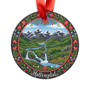 Peut inclure: Ornement rond avec une peinture de paysage de montagnes, d'une rivière et d'une cabane rouge. L'ornement a une bordure noire avec des motifs floraux et en forme de cœur. Un ruban rouge est attaché pour l'accrocher. Le mot "Hallingdal" est écrit en bas.