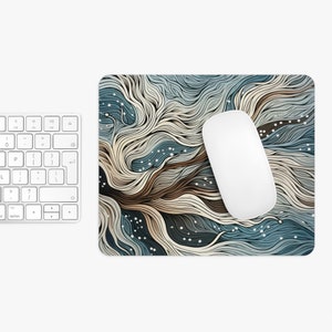 Può includere: Un tappetino per mouse astratto blu e marrone con un mouse per computer bianco in cima. Il design presenta linee e punti vorticosi.