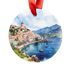 Pode incluir: Uma pintura em aquarela de uma cidade costeira com edifícios coloridos, uma igreja e um mar azul. A cidade está aninhada em uma baía com montanhas ao fundo. Há pequenos barcos na água.