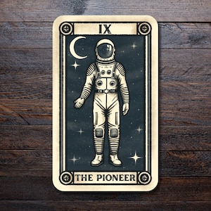 Puede incluir: Una carta del tarot de estilo vintage con un astronauta con un traje espacial. La carta tiene un borde color crema con el número romano IX en la parte superior y "THE PIONEER" en la parte inferior. El fondo es azul oscuro con estrellas y una luna creciente.