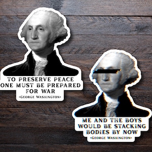 Puede incluir: Dos pegatinas blancas con un retrato de George Washington. Una pegatina dice: "PARA PRESERVAR LA PAZ, HAY QUE ESTAR PREPARADO PARA LA GUERRA - GEORGE WASHINGTON." La otra dice: "YO Y LOS CHICOS ESTARÍAMOS APILANDO CUERPOS AHORA - GEORGE WASHINGTON."