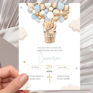 Może przedstawiać: Jasnoniebieskie i złote zaproszenie na baby shower z pluszowym misiem w balonie na gorące powietrze. Zaproszenie brzmi: "Proszę dołączyć do nas na chrzciny naszego syna Camerona, w niedzielę, 20 kwietnia, o godzinie 11:00. 23 Ickle Pickle St, Baby Town. RSVP do Sarah 01234 567890"