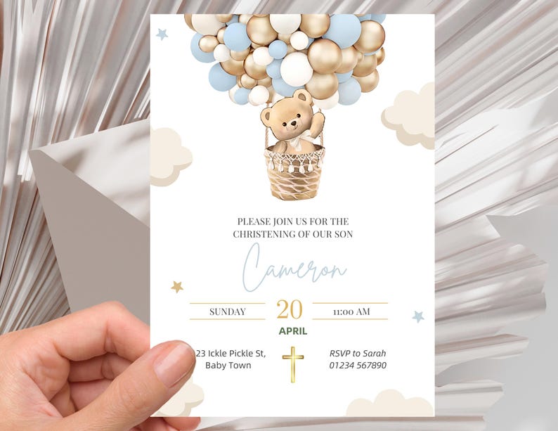 Może przedstawiać: Jasnoniebieskie i złote zaproszenie na baby shower z pluszowym misiem w balonie na gorące powietrze. Zaproszenie brzmi: "Proszę dołączyć do nas na chrzciny naszego syna Camerona, w niedzielę, 20 kwietnia, o godzinie 11:00. 23 Ickle Pickle St, Baby Town. RSVP do Sarah 01234 567890"