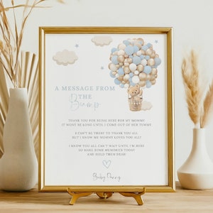 Un messaggio dal modello personalizzato Bump, cartello per baby shower con mongolfiera blu e orsetto, messaggio modificabile per neonato da parte del bambino