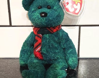 Ty Beanie Babyの「ウォレス」という名の緑色のホリデーベアが、赤い