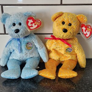 Ty Beanie Baby “Decade” Bear (22 cm) - Zur Feier der ersten 10 Jahre der Mützenbabys!