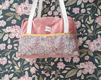 Wickeltasche, Wochenendtasche aus rosa Samt und Stoff im Liberty-Stil mit Blumenmuster