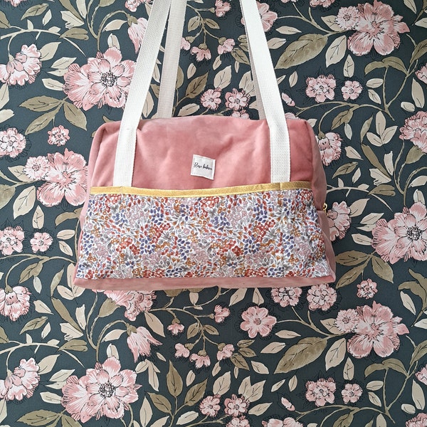 Sac à langer, sac week end velours rose et tissu fleuri type liberty