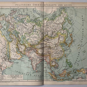 Könnte beinhalten: Eine alte politische Karte von Asien, gedruckt in deutscher Sprache. Die Karte zeigt die Länder und Grenzen Asiens sowie wichtige Städte und Flüsse. Die Karte trägt den Titel "Politische Übersichtskarte von Asien."