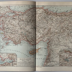 Puede incluir: Un mapa vintage de Asia Menor, también conocido como Anatolia, con características geográficas detalladas y nombres de lugares. El mapa está impreso en tinta negra, marrón y azul sobre papel crema. El mapa incluye una clave y una barra de escala.