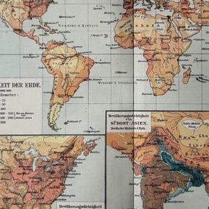 Può includere: Una mappa del mondo vintage che mostra la densità di popolazione in tutto il mondo. La mappa è divisa in regioni codificate a colori, con tonalità più scure che indicano una maggiore densità di popolazione. La mappa include testo in tedesco, incluso il titolo "DICHTIGKEIT DER ERDE" e una scala che mostra la densità di popolazione per chilometro quadrato.