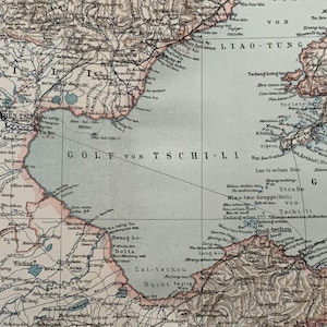Puede incluir: Un mapa antiguo de China con el Golfo de Chihli, también conocido como el Mar de Bohai, resaltado en azul. El mapa muestra la costa, los ríos y las ciudades de la región. El texto del mapa está en alemán.