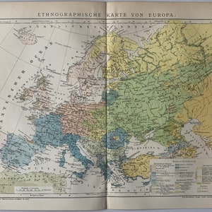 Può includere: Un libro aperto che mostra una mappa d'epoca dell'Europa, intitolata "Ethnographische Karte von Europa". La mappa utilizza una varietà di colori per indicare diverse regioni e gruppi etnici. La mappa è dettagliata, mostrando paesi, corpi idrici e testo.