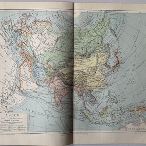 Könnte beinhalten: Eine Vintage-Karte von Asien mit politischen Grenzen, die die verschiedenen Länder und Territorien in Grün-, Blau-, Gelb- und Rottönen zeigt. Die Karte trägt den Titel "ASIEN POLITISCHE GRENZEN."