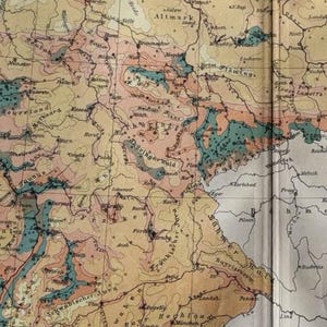 Può includere: Una mappa antica di una regione della Germania, che mostra il terreno con diversi colori e motivi. La mappa include i nomi di città e paesi, come "Altmark", "Düringer Wald", "Schwabischer Jura" e "Pilzen".
