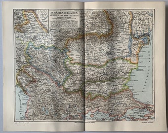 Op de afbeelding: Een vintage kaart van Roemenië, Bulgarije, Servië en Montenegro. De kaart is gedrukt in zwart-wit met gekleurde randen en bevat verschillende geografische kenmerken en stadsnamen.