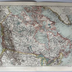 Puede incluir: Un mapa vintage de América del Norte británica, que muestra las características geográficas de Canadá y las áreas circundantes. El mapa está impreso en tinta negra, roja y azul sobre un fondo blanco. El mapa incluye un título, "British North America," y una barra de escala.