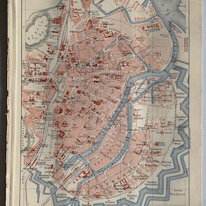 Può includere: Mappa antica di Danzica, con una planimetria stradale dettagliata in inchiostro rosso e nero. La mappa include i corsi d'acqua, i punti di riferimento e i dintorni della città. La mappa è in tedesco e ha una scala di 1:15.000.