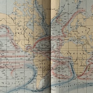 Puede incluir: Antiguo mapa del mundo con ilustraciones detalladas de continentes, océanos y corrientes etiquetadas. El mapa presenta una cuadrícula y texto en alemán, con líneas rojas y azules.