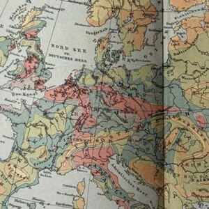 Può includere: Una mappa d'epoca dell'Europa, con una rappresentazione dettagliata del continente con vari colori che indicano diverse regioni. La mappa include testo in tedesco e altre lingue, con etichette per mari e paesi.