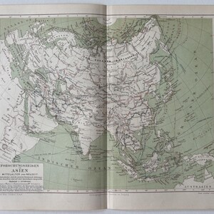 Könnte beinhalten: Eine Vintage-Karte von Asien aus dem frühen 20. Jahrhundert, die die geografischen Merkmale des Kontinents und seine wichtigsten Städte zeigt. Die Karte ist in Schwarzweiß auf cremefarbenem Papier gedruckt. Der Titel "Forschungsreisen in Asien" ist unten links auf der Karte gedruckt.